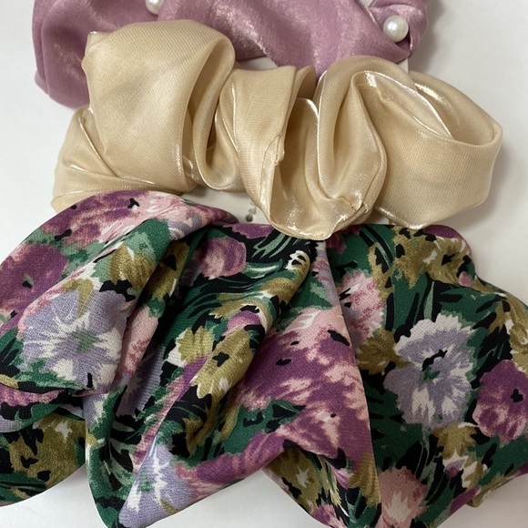 Nordstrom set of 4 assorted size scrunchies NWT - Picture 3 of 3